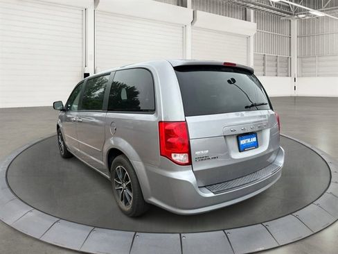Used 2017 Dodge Grand Caravan SE FWD image 2