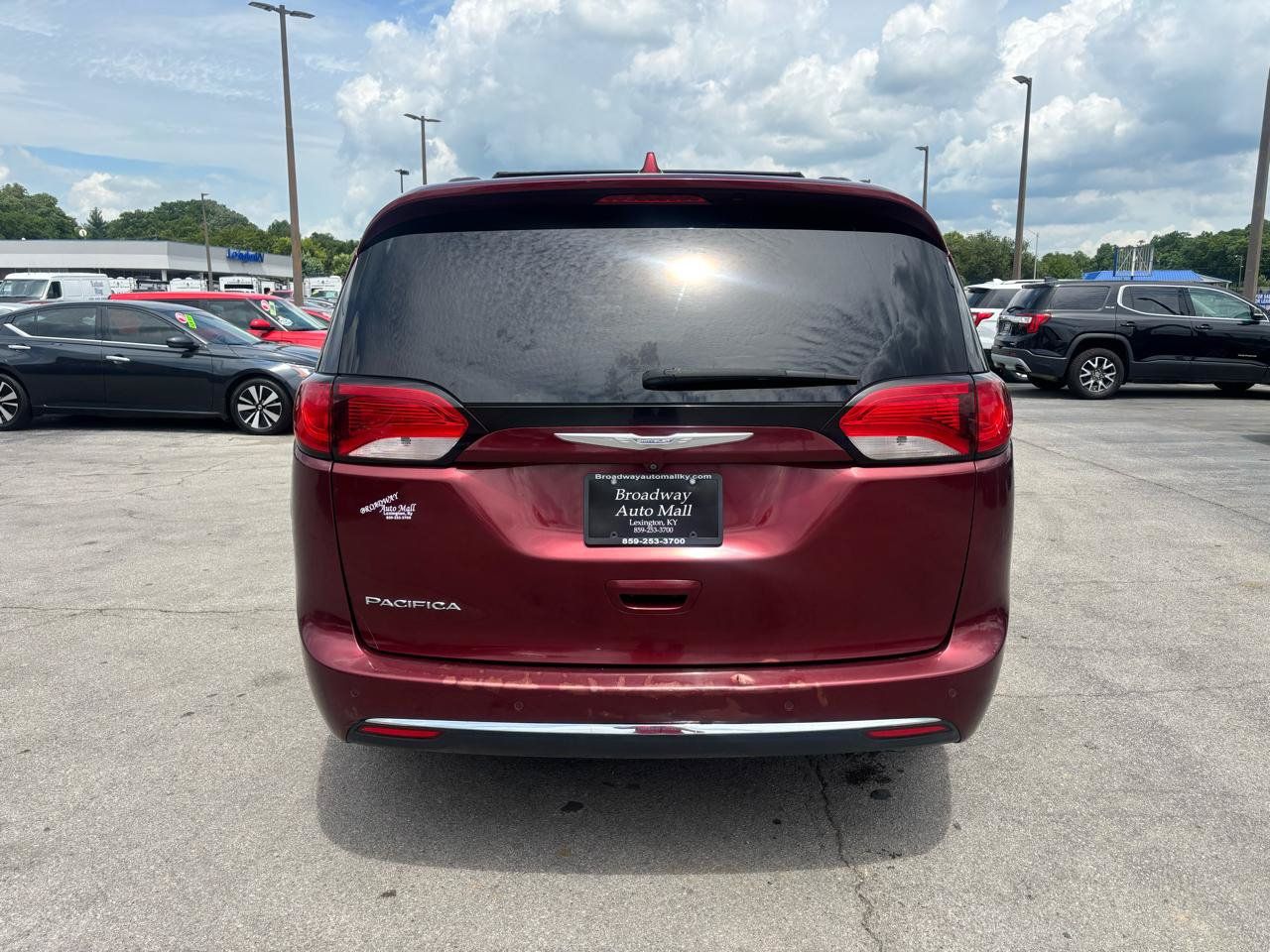 Used 2017 Chrysler Pacifica Touring-L w/ Tire & Wheel Group FWD image 4