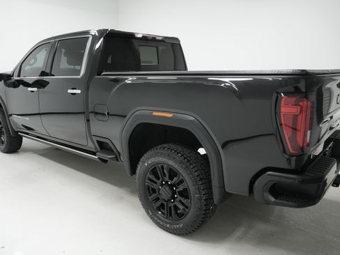 Used 2022 GMC Sierra 3500 Denali w/ Denali Black Diamond Edition AWD/4WD image 5