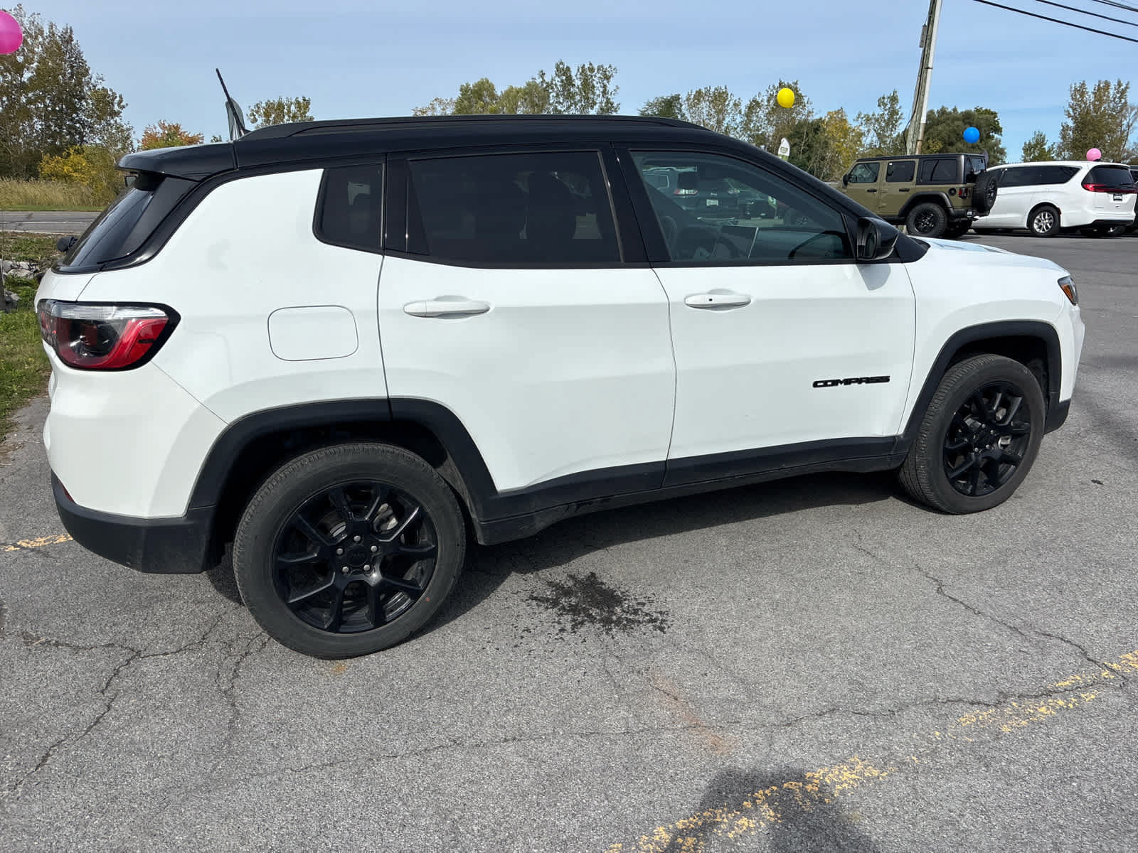 Used 2024 Jeep Compass Latitude w/ Convenience Group AWD/4WD image 4