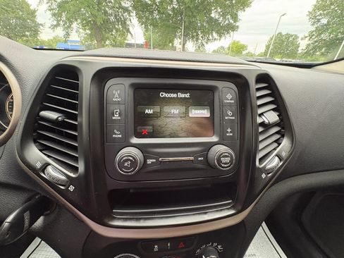 Used 2017 Jeep Cherokee Sport FWD image 35