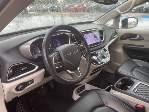 Used 2023 Chrysler Pacifica Touring-L image 13