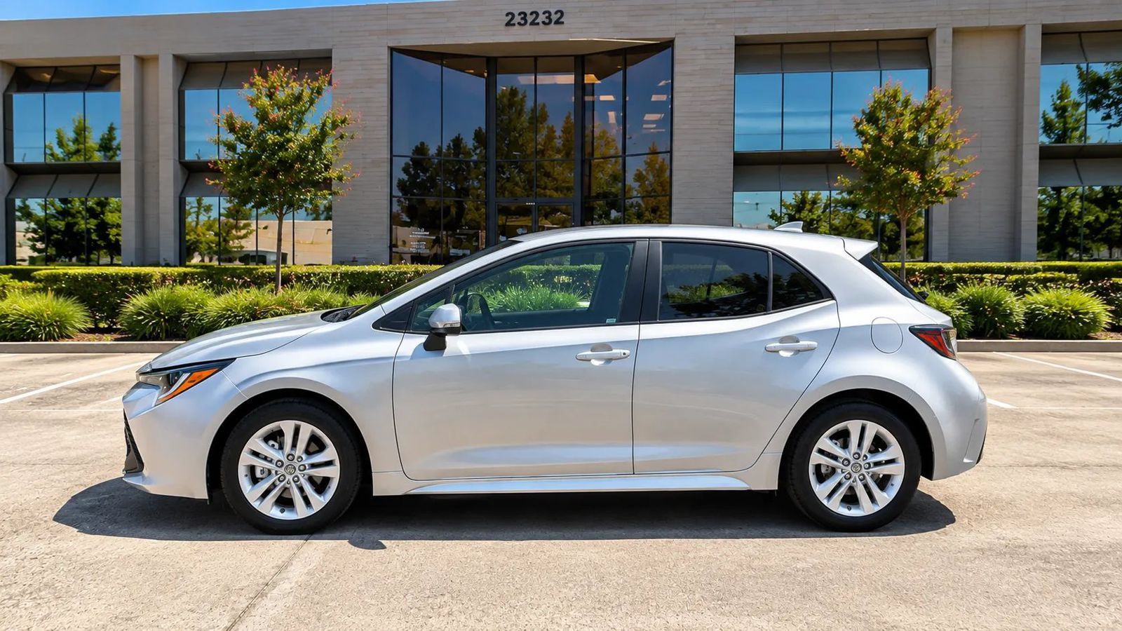 Used 2021 Toyota Corolla SE w/ Carpet Mat Package (TMS) FWD image 11