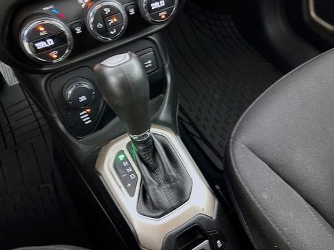 Used 2016 Jeep Renegade Latitude w/ Popular Equipment Group AWD/4WD image 18