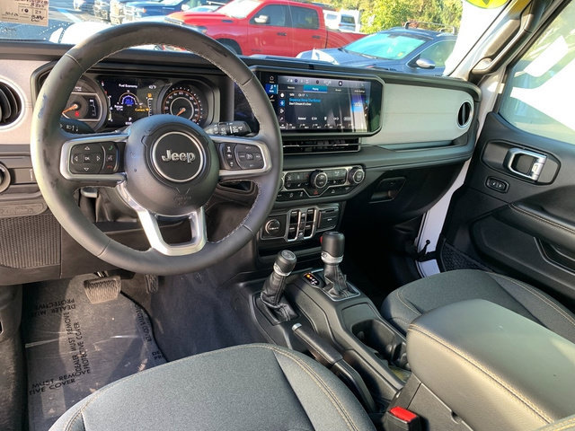 Used 2025 Jeep Wrangler Unlimited Sahara AWD/4WD image 17