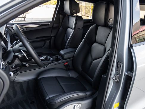 Certified 2026 Porsche Macan AWD/4WD image 5
