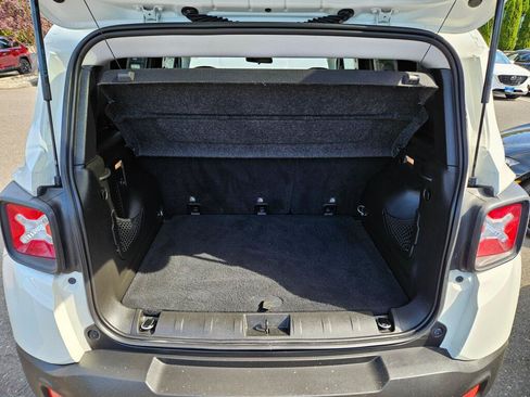 Used 2017 Jeep Renegade Latitude AWD/4WD image 9