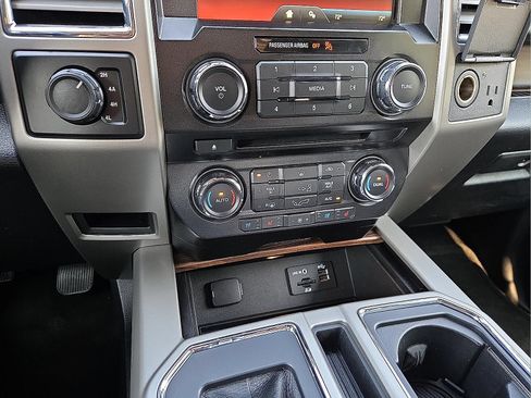 Used 2015 Ford F150 Lariat w/ Equipment Group 501A Mid AWD/4WD image 17