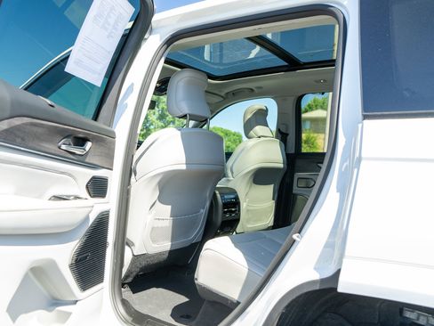Used 2022 Jeep Grand Cherokee Overland w/ Luxury Tech Group IV AWD/4WD image 33