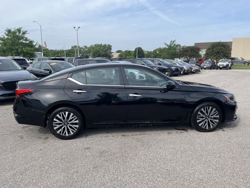 Used 2023 Nissan Altima 2.5 SV FWD image 4