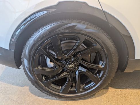 Used 2024 Land Rover Discovery Dynamic SE image 8