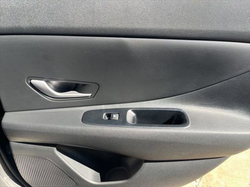 Used 2025 Hyundai Elantra SE image 23