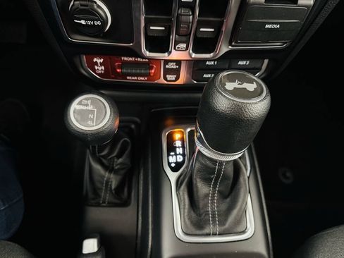 Used 2025 Jeep Wrangler Unlimited Rubicon w/ Convenience Group AWD/4WD image 17