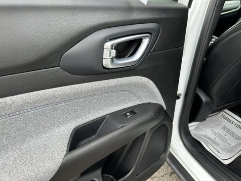 Used 2024 Jeep Compass Latitude image 14