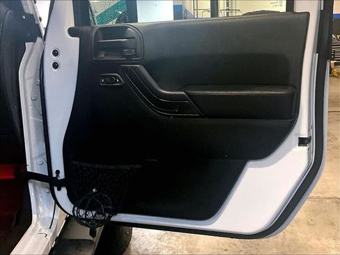 Used 2017 Jeep Wrangler Sahara AWD/4WD image 12