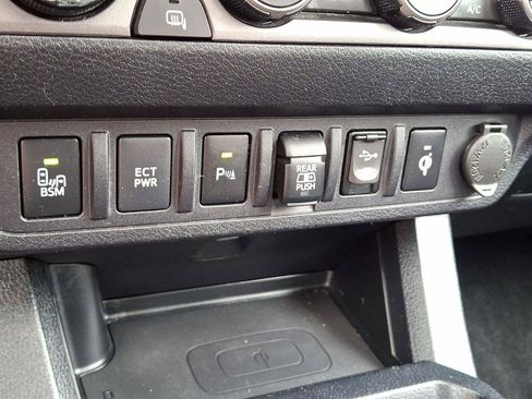 Used 2019 Toyota Tacoma TRD Off-Road AWD/4WD image 24