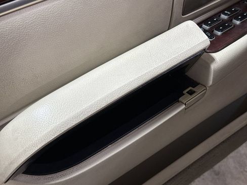 Used 2003 Lincoln Town Car Signature RWD image 46
