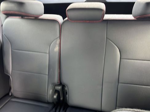 Used 2025 Chevrolet Traverse RS image 24