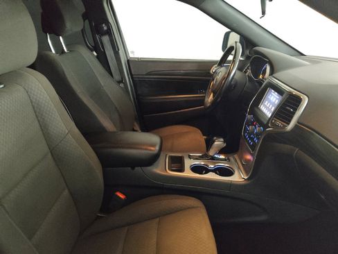 Used 2020 Jeep Grand Cherokee Laredo RWD image 21