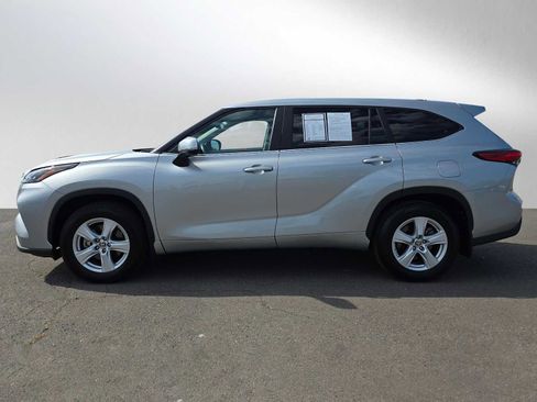 Used 2023 Toyota Highlander LE AWD/4WD image 7