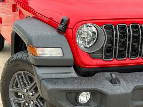 Used 2025 Jeep Wrangler Unlimited Sport AWD/4WD image 3
