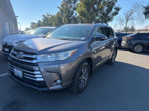Used 2017 Toyota Highlander AWD V6 image 3