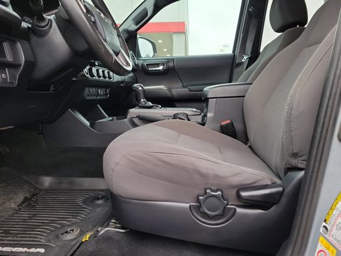 Used 2019 Toyota Tacoma TRD Off-Road w/ Technology Package image 22