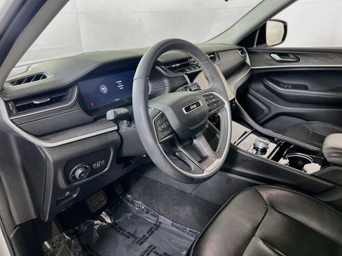 Used 2023 Jeep Grand Cherokee Limited AWD/4WD image 9