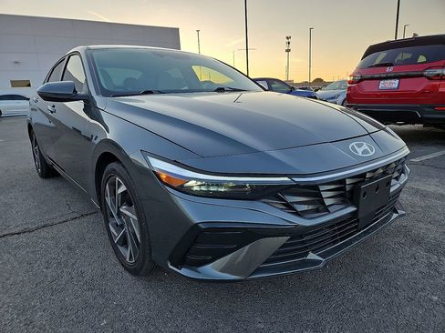 Used 2025 Hyundai Elantra Limited image 11