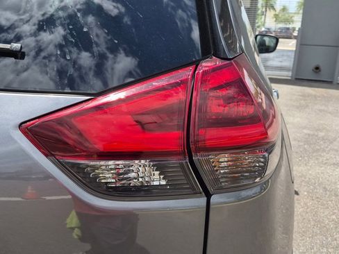 Used 2018 Nissan Rogue SV image 7