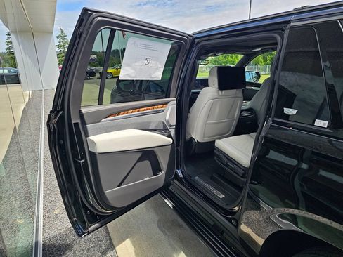 New 2026 Cadillac Escalade ESV Platinum Sport w/ LPO, ONYX Package AWD/4WD image 16