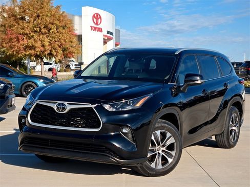 Used 2023 Toyota Highlander XLE image 2