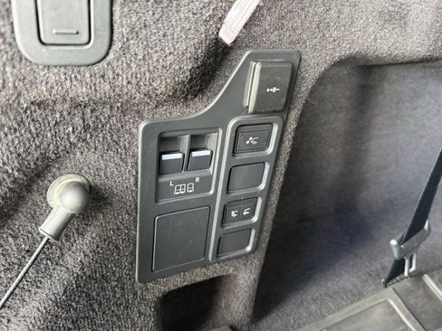 Used 2021 Land Rover Discovery S image 34