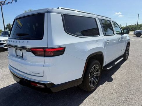 Used 2024 Jeep Wagoneer L Series II w/ Flexible Seating Group AWD/4WD image 5