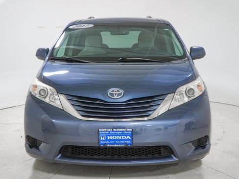 Used 2017 Toyota Sienna LE image 4