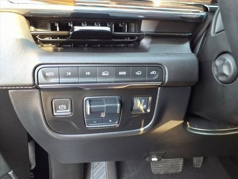 Used 2024 Cadillac Escalade Premium Luxury w/ Performance Package AWD/4WD image 30