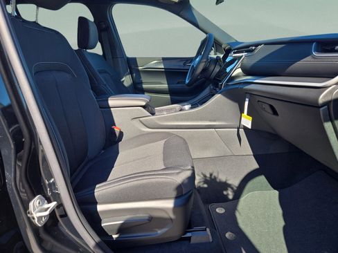 New 2025 Jeep Grand Cherokee Laredo image 14