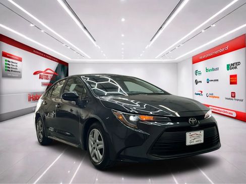 Used 2025 Toyota Corolla LE FWD image 2