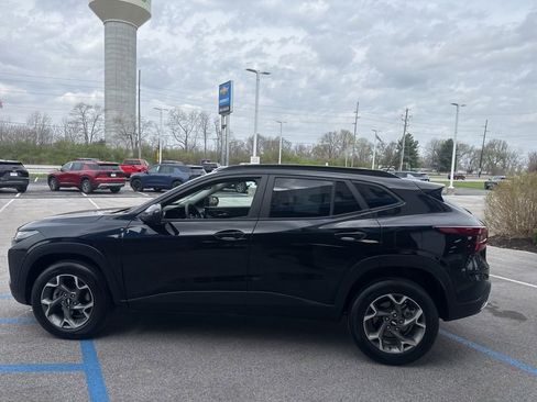 Used 2025 Chevrolet Trax LT w/ LT Convenience Package image 11