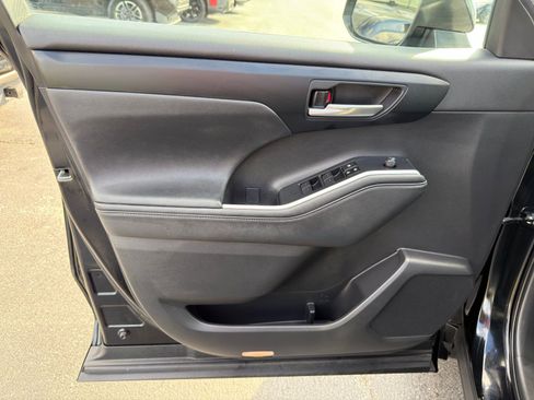 Used 2023 Toyota Highlander XLE image 11
