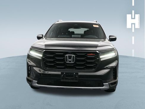 Used 2025 Honda Pilot TrailSport image 2