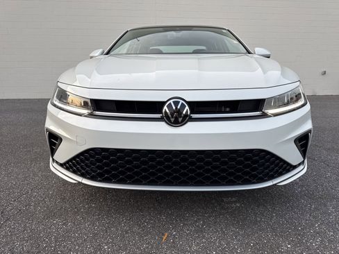 Used 2025 Volkswagen Jetta SEL image 2