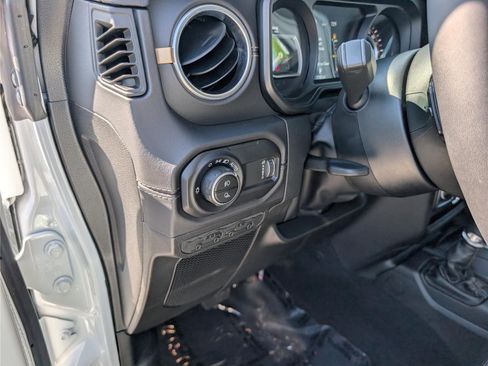 Used 2025 Jeep Gladiator Sport AWD/4WD image 21