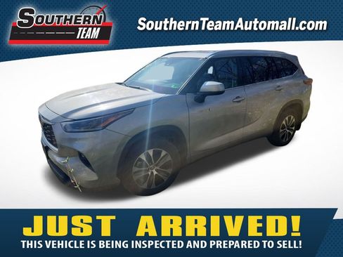 Used 2021 Toyota Highlander XLE image 1