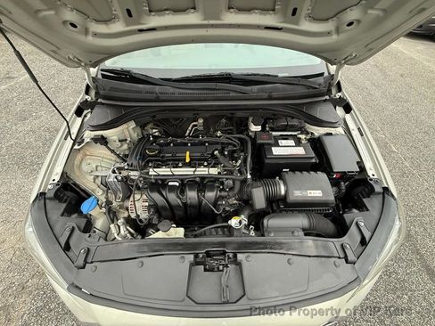 Used 2017 Hyundai Elantra SE image 18