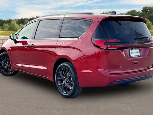 New 2026 Chrysler Pacifica Select image 3