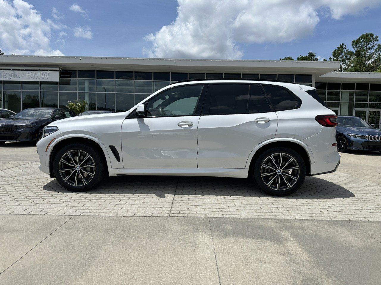 Used 2023 BMW X5 xDrive40i w/ M Sport Package AWD/4WD image 3