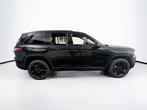 Used 2023 Jeep Grand Cherokee Altitude AWD/4WD image 4