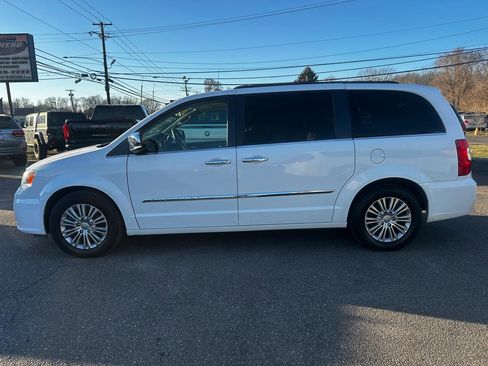 Used 2016 Chrysler Town & Country Touring-L image 8