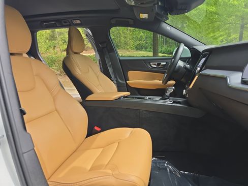 Used 2020 Volvo V60 T5 Cross Country w/ Protection Package Premier image 10